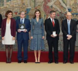 Fotografía de grupo de Su Majestad la Reina con las autoridades y los premiados 