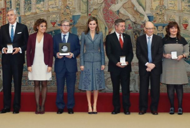 Fotografía de grupo de Su Majestad la Reina con las autoridades y los premiados 