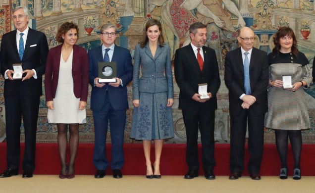 Fotografía de grupo de Su Majestad la Reina con las autoridades y los premiados 