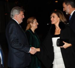 Sus Majestades los Reyes son recibidos a su llegada por la presidenta del Congreso de los Diputados, Ana Pastor, el ministro de Educación, Cultura y D
