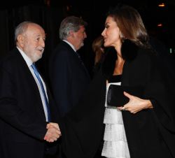 Doña Letizia recibe el saludo del presidente de la Asociación de Periodistas Europeos, José Manuel Diego Carcedo