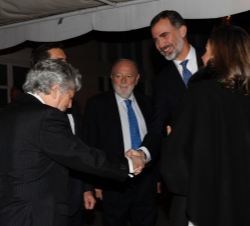 Don Felipe recibe el saludo del secretario general de la Asociación de Periodistas Europeos, Miguel Ángel Aguilar