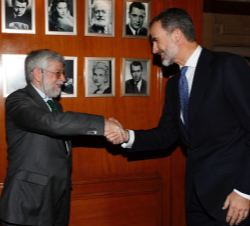 Su Majestad el Rey recibe el saludo del galardonado, Florencio Domínguez