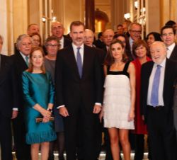 Sus Majestades los Reyes, con las autoridades asistentes, los miembros del jurado y el galardonado, Florencio Domínguez