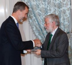 Su Majestad el Rey hace entrega del Premio Francisco Cerecedo de Periodismo a Florencio Domínguez