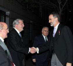 Su Majestad el Rey recibe el saludo del ministro de Educación, Cultura y Deporte, Íñigo Méndez de Vigo