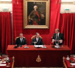 Vista de la mesa presidencial durante la intervención del presidente de la Real Academia de Jurisprudencia y Legislación, José Antonio Escudero