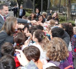 Sus Majestades los Reyes reciben un caluroso saludo de unos niños que se congregaban a su llegada a la Biblioteca