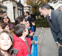 Su Majestad el Rey conversa con unos niños que se congregaban a su llegada a la Biblioteca