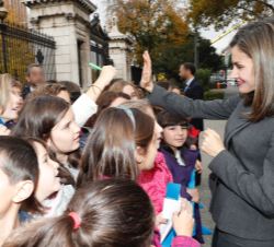 Su Majestad la Reina conversa con unos niños que se congregaban a su llegada a la Biblioteca
