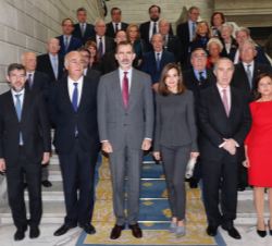Fotografía de grupo de Sus Majestades los Reyes con los miembros del Real Patronato de la Biblioteca Nacional de España