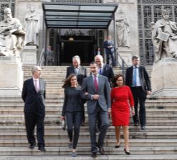 Sus Majestades los Reyes a su salida de la Biblioteca Nacional de España