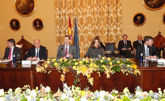 Sus Majestades los Reyes durante la reunión del Pleno del Real Patronato de la Biblioteca Nacional de España