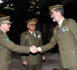 Su Majestad el Rey recibe el saludo del jefe del Mando de Apoyo Logístico del Ejército de Tierra, teniente general Ramón Pardo de Santayana