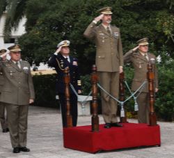 Su Majestad el Rey recibe honores a cargo de un piquete de guardia militar a su llegada al Parque y Centro de Abastecimiento de Material de Intendenci