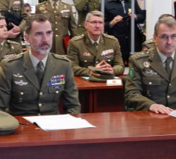 Su Majestad el Rey durante la exposición sobre la logística del Ejército de Tierra