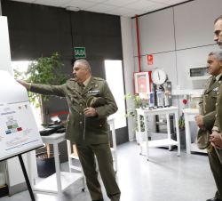 Su Majestad el Rey es informado de las misiones del Centro de Gestión de Apoyo Logístico