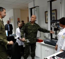 Su Majestad el Rey durante su recorrido por la Unidad de Estudios, Proyectos y Laboratorio