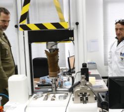 Su Majestad el Rey durante su recorrido por la Unidad de Estudios, Proyectos y Laboratorio