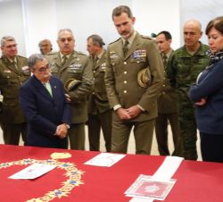 Su Majestad el Rey observa unos reposteros en los que se esta grabando su Escudo de Armas