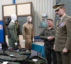 Su Majestad el Rey atiende a las explicaciones del teniente coronel Ángel José Larripa durante su visita a la Unidad de Abastecimiento
