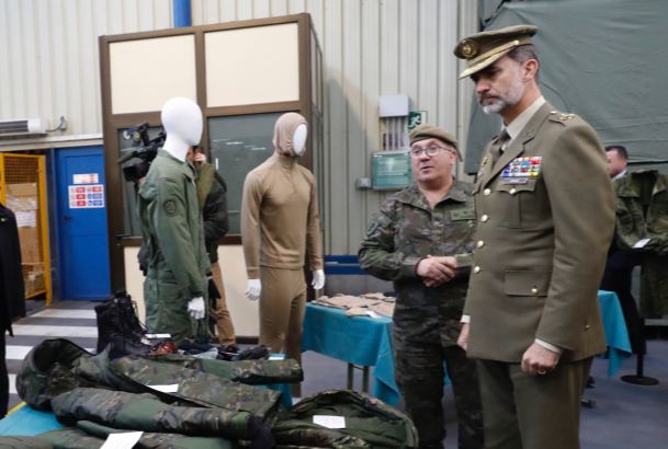 Su Majestad el Rey atiende a las explicaciones del teniente coronel Ángel José Larripa durante su visita a la Unidad de Abastecimiento