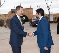 Su Majestad el Rey saluda al presidente de la Región de Murcia, Fernando López
