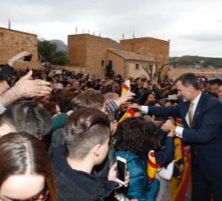 Su Majestad el Rey saluda al público presente a su llegada a la Real Basílica - Santuario de la Vera Cruz