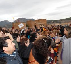 Su Majestad la Reina saluda al público presente a su llegada a la Real Basílica - Santuario de la Vera Cruz