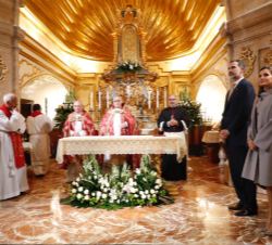 Sus Majestades los Reyes en el presbiterio de la Real Basílica - Santuario de la Vera Cruz momentos antes de comenzar las preces jubilare
