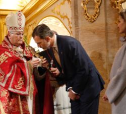 El obispo de la Diócesis de Cartagena-Murcia, José Manuel Lorca, ofrece a Su Majestad el Rey la Santa Cruz