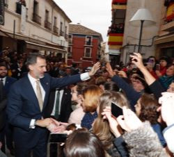 Su Majestad el Rey saluda al público presente a su llegada a la exposición “Signum, la gloria del Renacimiento en el reino de Murcia”