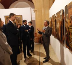 Sus Majestades los Reyes reciben las explicaciones del comisario de la exposición, Juan Ignacio Ruiz
