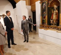Sus Majestades los Reyes durante su recorrido por la exposición