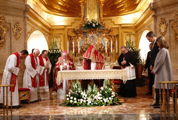 Sus Majestades los Reyes durante el desarrollo de la ceremonia