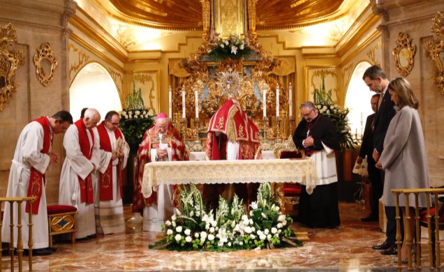 Sus Majestades los Reyes durante el desarrollo de la ceremonia