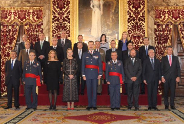 Su Majestad el Rey con la comisión de la Asociación de Diplomados de Altos Estudios de la Defensa Nacional (ADALEDE)