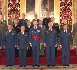 Fotografía de grupo de Su Majestad el Rey con un grupo de Coroneles y Capitanes de Navío