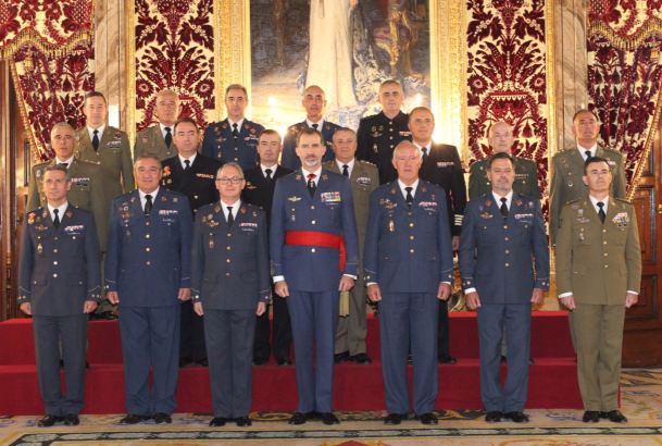 Fotografía de grupo de Su Majestad el Rey con un grupo de Coroneles y Capitanes de Navío