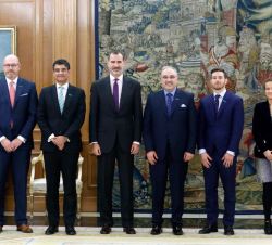 Su Majestad el Rey junto a Antonio Neri, presidente mundial de Hewlett Packard Enterprise, y la representación de la Corporación asistente a la audien