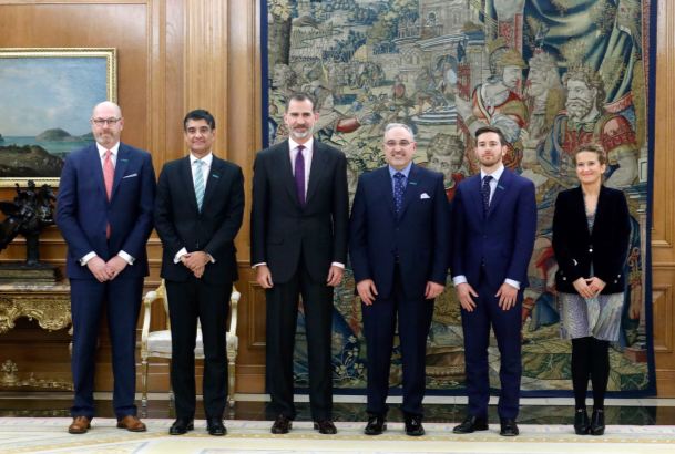Su Majestad el Rey junto a Antonio Neri, presidente mundial de Hewlett Packard Enterprise, y la representación de la Corporación asistente a la audiencia