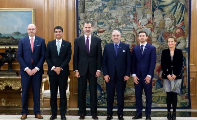 Su Majestad el Rey junto a Antonio Neri, presidente mundial de Hewlett Packard Enterprise, y la representación de la Corporación asistente a la audien