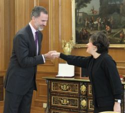 Su Majestad el Rey recibe el saludo de la vicepresidenta del Gobierno y ministra de la Presidencia y para las Administraciones Territoriales, Soraya S