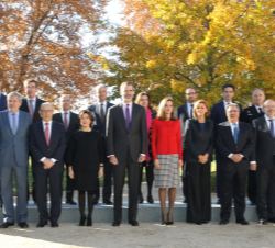 Sus Majestades los Reyes junto al pleno de la Comisión Nacional para la conmemoración del V Centenario de la expedición de la primera vuelta al mundo 