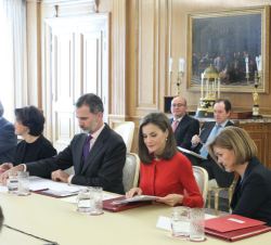 Sus Majestades los Reyes presiden la mesa de la reunión