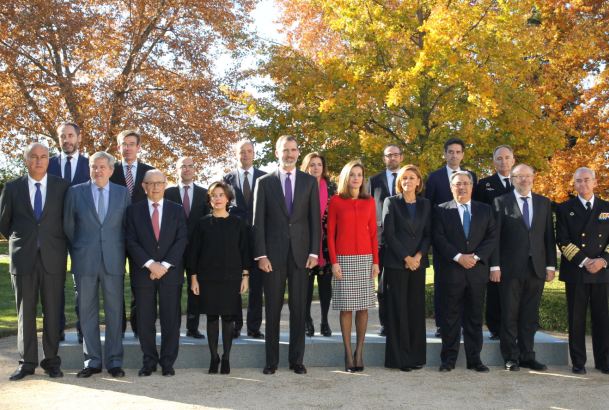 Sus Majestades los Reyes junto al pleno de la Comisión Nacional para la conmemoración del V Centenario de la expedición de la primera vuelta al mundo de Fernando de Magallanes y Juan Sebastián Elcano