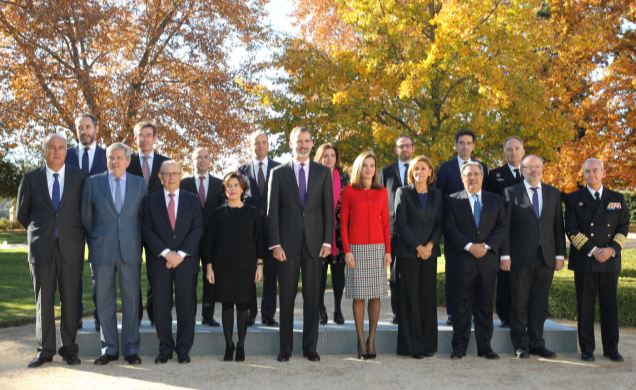 Sus Majestades los Reyes junto al pleno de la Comisión Nacional para la conmemoración del V Centenario de la expedición de la primera vuelta al mundo 