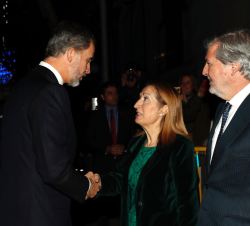 Su Majestad el Rey recibe el saludo de la Presidenta del Congreso de los Diputados, Ana Pastor, a su llegada al acto