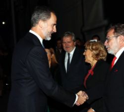 Su Majestad el Rey recibe el saludo del presidente del Grupo Prisa, Juan Luis Cebrián, a su llegada al acto