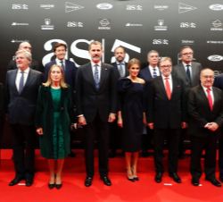 Fotografía de grupo de Sus Majestades los Reyes con las autoridades, directivos y patrocinadores